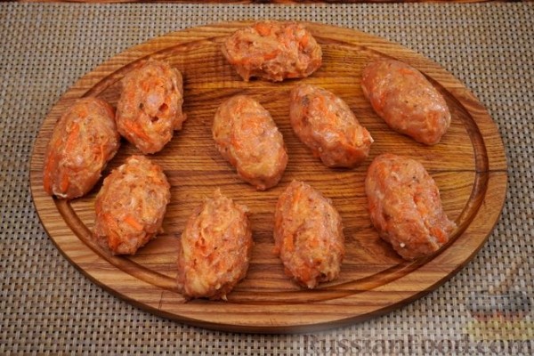 Котлеты из куриного фарша с овощами, в томатном соусе