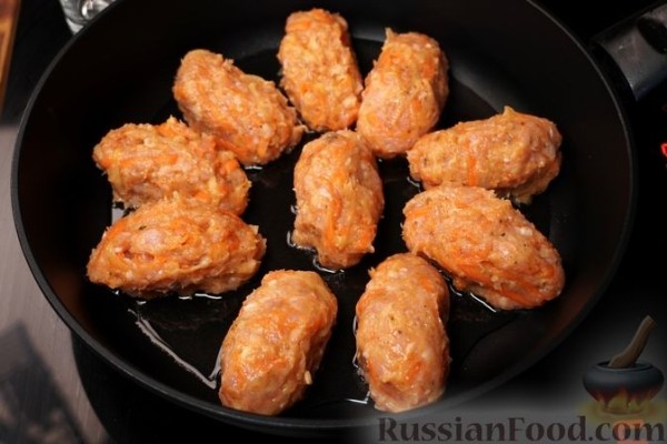 Котлеты из куриного фарша с овощами, в томатном соусе