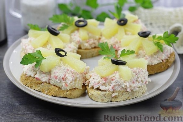 Бутерброды с крабовыми палочками, сыром и ананасами
