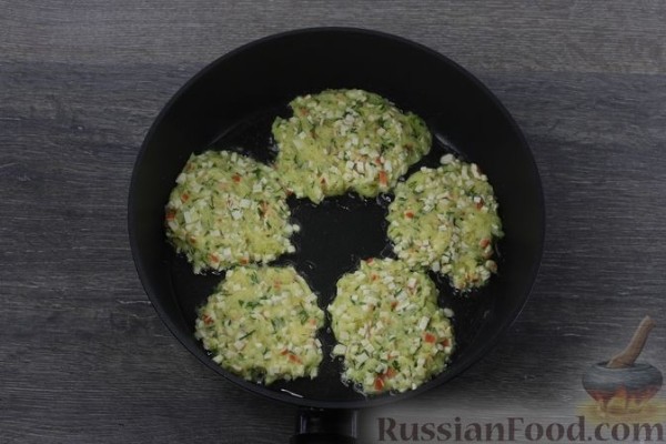 Драники с крабовыми палочками и укропом