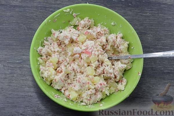 Бутерброды с крабовыми палочками, сыром и ананасами