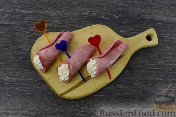 Закуска из ветчины с плавленым сыром и курицей