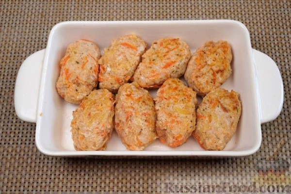 Котлеты из куриного фарша с овощами, в томатном соусе