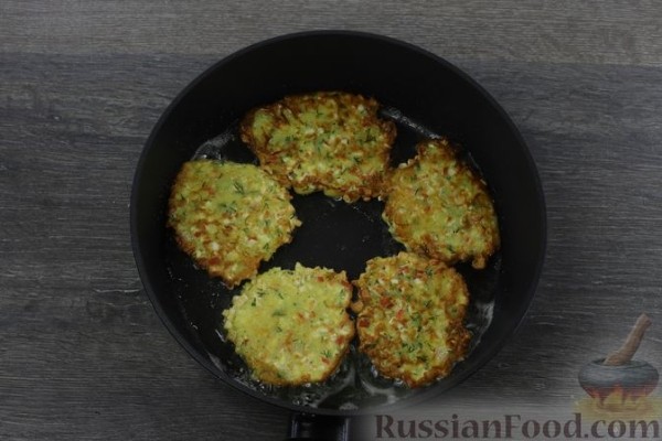 Драники с крабовыми палочками и укропом