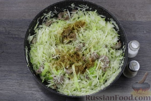 Капуста, тушенная с грибами и куриными желудками