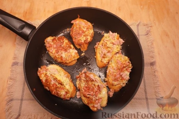 Горячие бутерброды с колбасой, луком и сыром