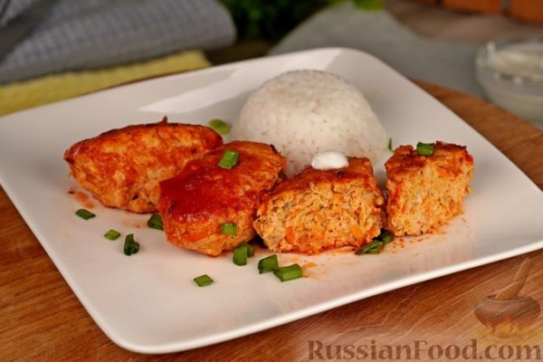 Котлеты из куриного фарша с овощами, в томатном соусе