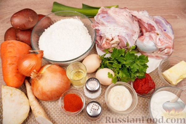 Суп с говядиной, домашней лапшой и томатно-луковой зажаркой