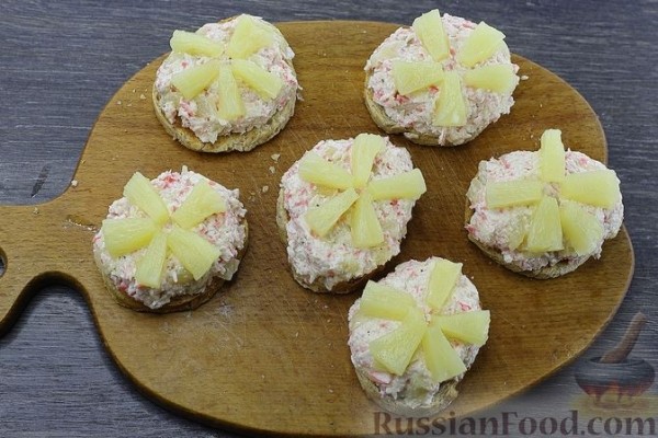 Бутерброды с крабовыми палочками, сыром и ананасами