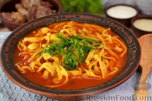 Суп с говядиной, домашней лапшой и томатно-луковой зажаркой