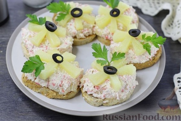 Бутерброды с крабовыми палочками, сыром и ананасами
