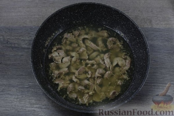 Капуста, тушенная с грибами и куриными желудками