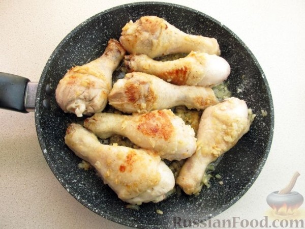Куриные голени, тушенные с овощами, в сливочном соусе