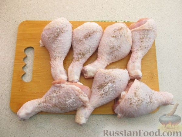 Куриные голени, тушенные с овощами, в сливочном соусе