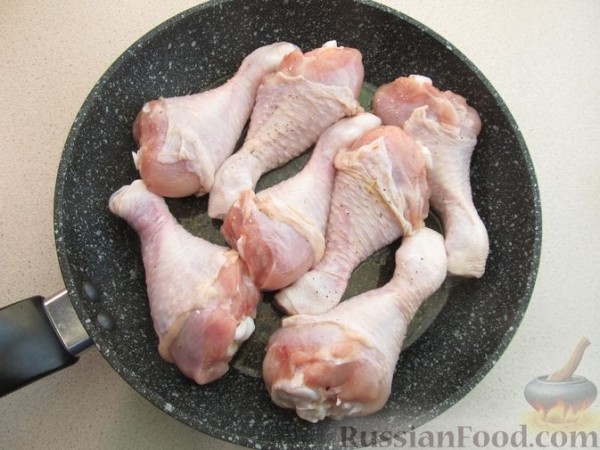 Куриные голени, тушенные с овощами, в сливочном соусе