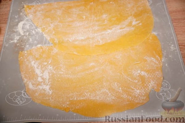 Суп с говядиной, домашней лапшой и томатно-луковой зажаркой