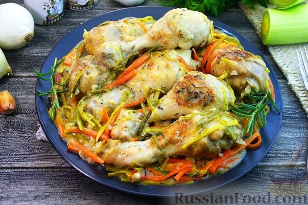 Куриные голени, тушенные с овощами, в сливочном соусе