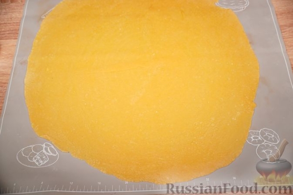 Суп с говядиной, домашней лапшой и томатно-луковой зажаркой