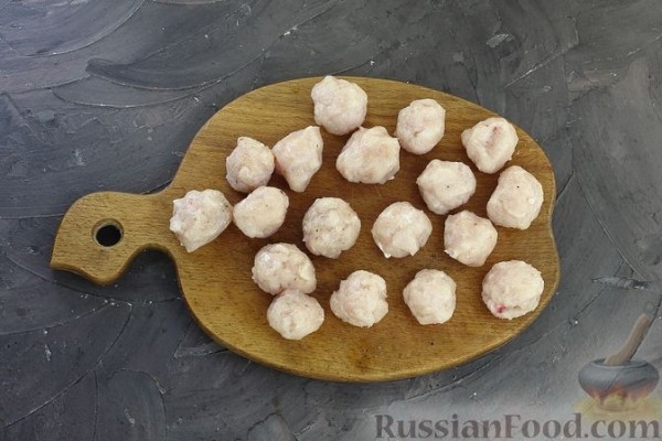 Суп с куриными фрикадельками, рисом и томатной пастой