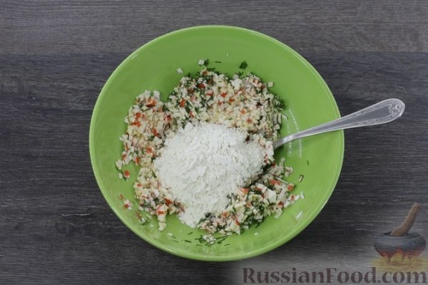 Драники с крабовыми палочками и укропом