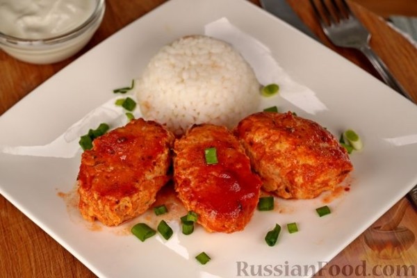 Котлеты из куриного фарша с овощами, в томатном соусе