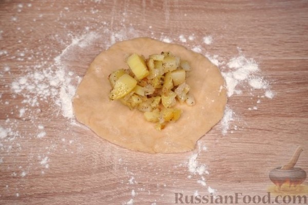 Постные пирожки с картошкой, из дрожжевого теста холодной расстойки (в духовке)