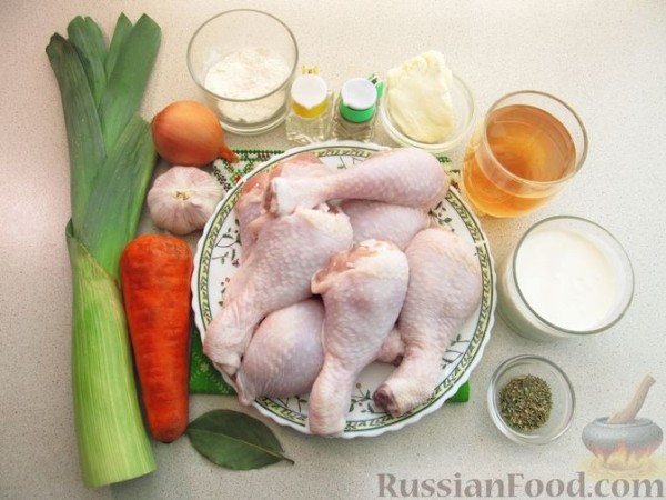 Куриные голени, тушенные с овощами, в сливочном соусе