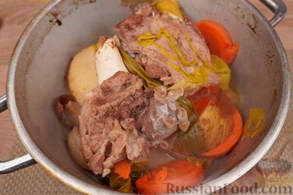 Суп с говядиной, домашней лапшой и томатно-луковой зажаркой
