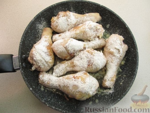 Куриные голени, тушенные с овощами, в сливочном соусе