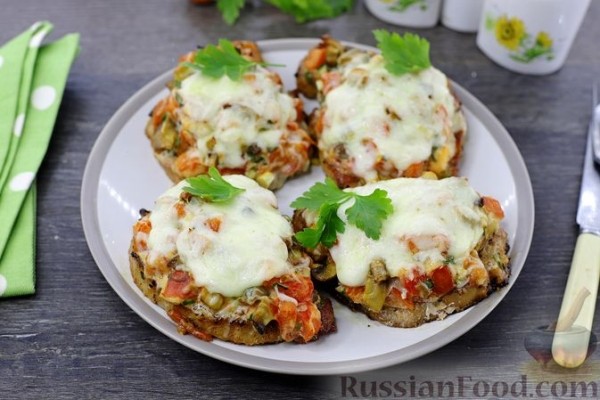 Отбивные из свинины, запечённые с грибами и помидорами