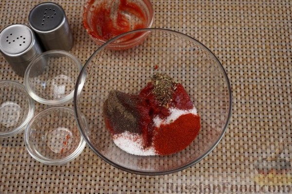 Котлеты из куриного фарша с овощами, в томатном соусе