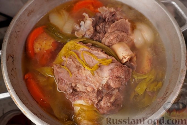 Суп с говядиной, домашней лапшой и томатно-луковой зажаркой