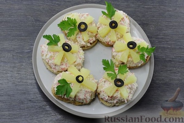 Бутерброды с крабовыми палочками, сыром и ананасами