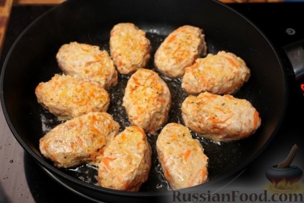Котлеты из куриного фарша с овощами, в томатном соусе