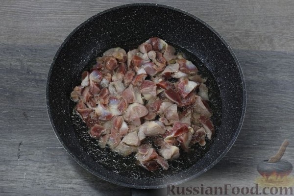 Капуста, тушенная с грибами и куриными желудками