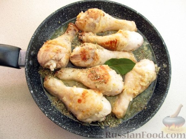 Куриные голени, тушенные с овощами, в сливочном соусе