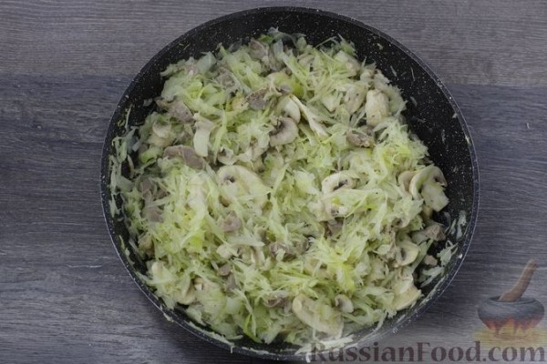 Капуста, тушенная с грибами и куриными желудками