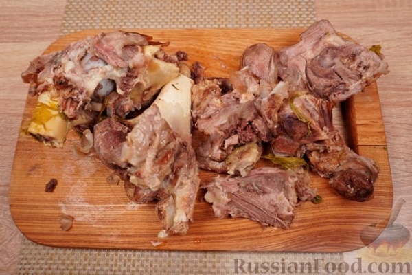 Суп с говядиной, домашней лапшой и томатно-луковой зажаркой