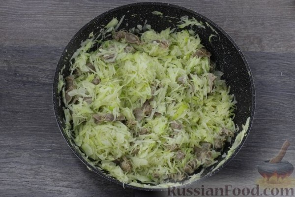Капуста, тушенная с грибами и куриными желудками