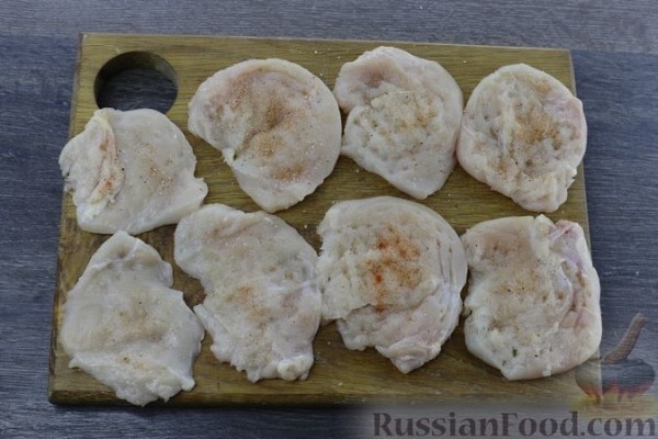 Куриная грудка, запечённая под сырно-овощной шапочкой