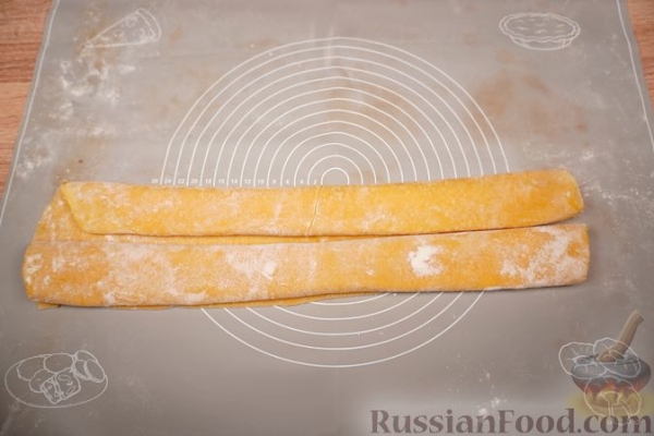 Суп с говядиной, домашней лапшой и томатно-луковой зажаркой