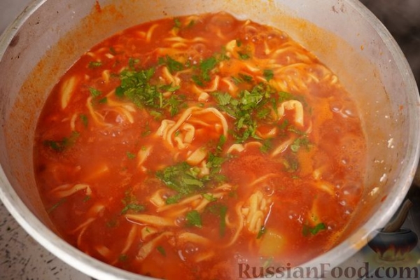 Суп с говядиной, домашней лапшой и томатно-луковой зажаркой