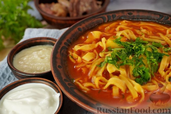Суп с говядиной, домашней лапшой и томатно-луковой зажаркой