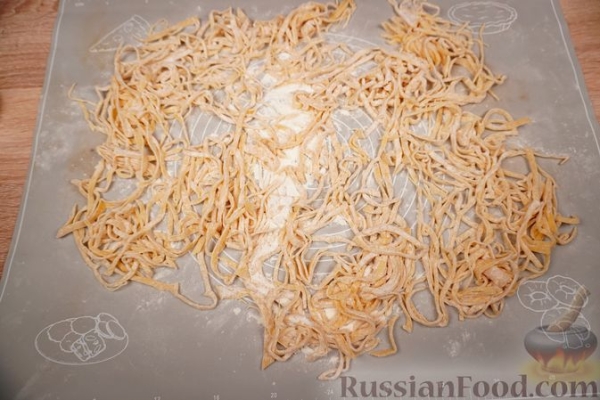 Суп с говядиной, домашней лапшой и томатно-луковой зажаркой