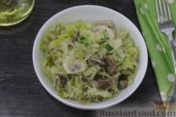 Капуста, тушенная с грибами и куриными желудками