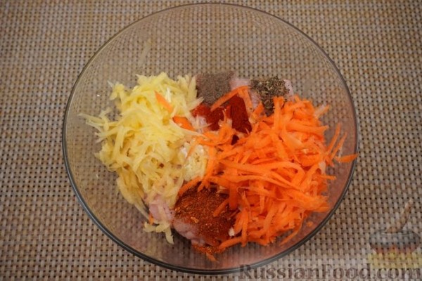 Котлеты из куриного фарша с овощами, в томатном соусе