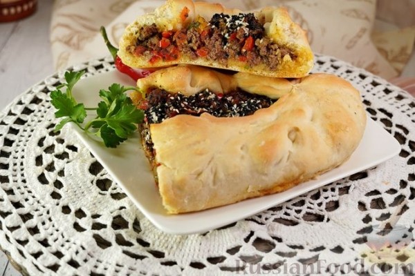 Пиде с бараньим фаршем и овощами