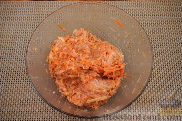 Котлеты из куриного фарша с овощами, в томатном соусе