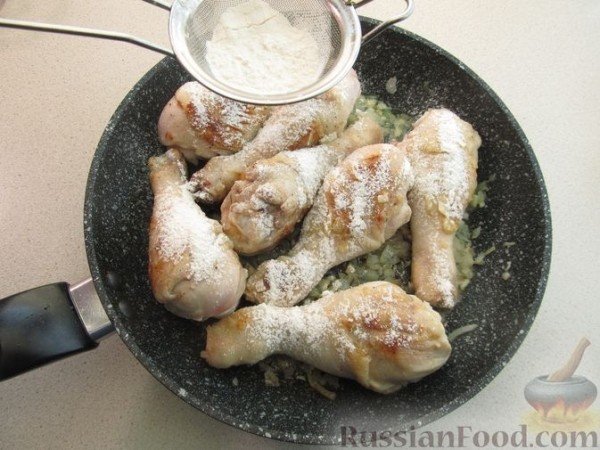 Куриные голени, тушенные с овощами, в сливочном соусе