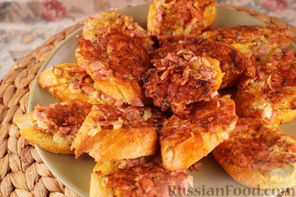 Горячие бутерброды с колбасой, луком и сыром